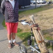 Claes Norrby spelar med gamla hickoryklubbor