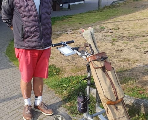 20260804_084745 Claes Norrby spelar med gamla hickoryklubbor