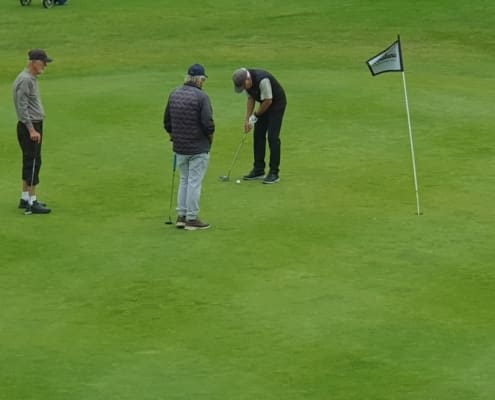 Dagens 1:a och 2:a puttar på green 13.